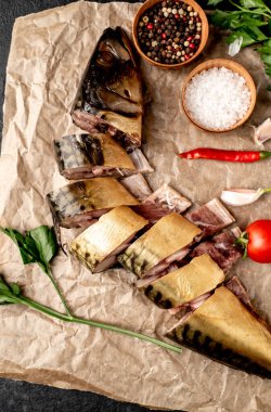 Baharatlı, domatesli ve maydanozlu uskumru. 