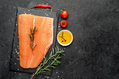 Siyah tahtada çiğ somon filetosu