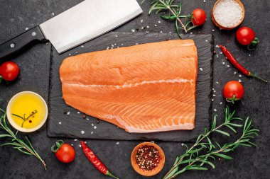 Siyah tahtada çiğ somon filetosu