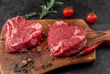 Siyah arka planda baharatlı dilimlenmiş biftek. 