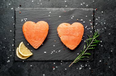 Siyah taşlı baharatlı çiğ somon fileto. 