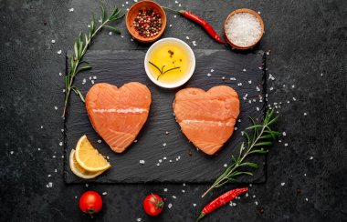 Siyah taşlı baharatlı çiğ somon fileto. 