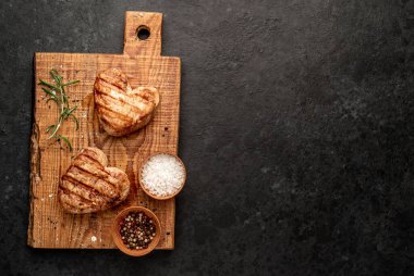 Siyah masada ızgara et, yakın çekim. 