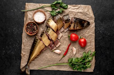 Baharatlı, domatesli ve maydanozlu uskumru. 