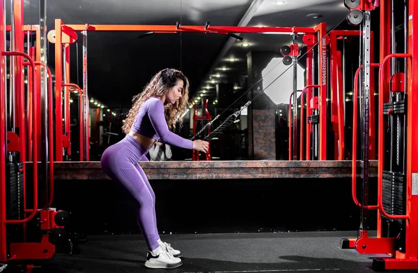 Νεαρή Γυναίκα Κάνει Ασκήσεις Σχετικά Τον Εξοπλισμό Γυμναστικής Στο Γυμναστήριο — Φωτογραφία Αρχείου