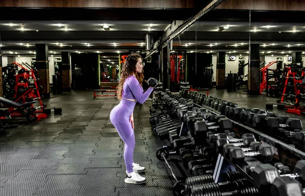 Νεαρή Γυναίκα Κάνει Ασκήσεις Αλτήρες Στο Γυμναστήριο — Φωτογραφία Αρχείου