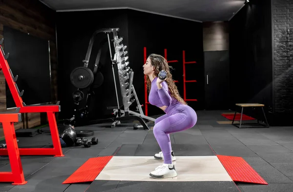 Mujer Joven Haciendo Ejercicios Con Barra Gimnasio — Foto de Stock