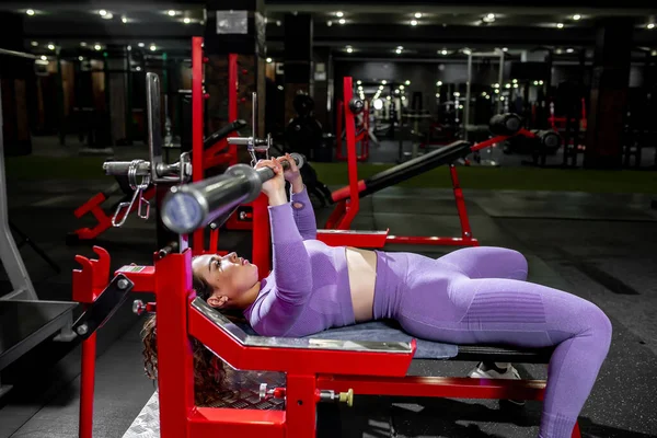 Spor Salonunda Halterle Egzersiz Yapan Genç Bir Kadın — Stok fotoğraf