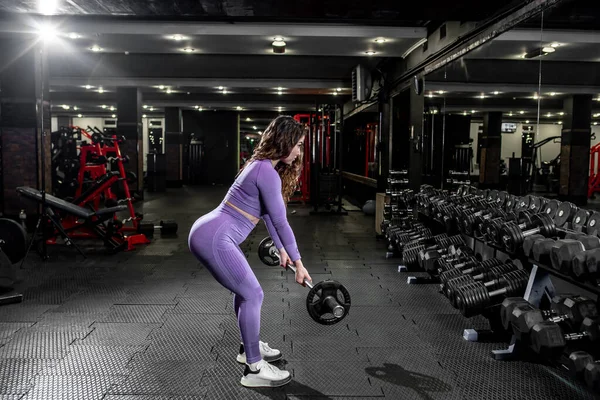 Νεαρή Γυναίκα Κάνει Ασκήσεις Barbell Στο Γυμναστήριο — Φωτογραφία Αρχείου