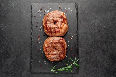 Siyah tabakta baharatlı çiğ biftek.