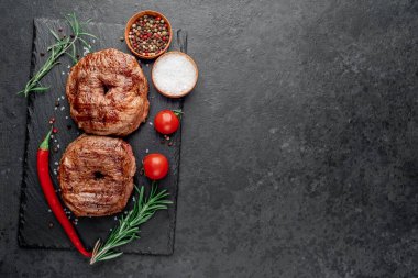 Arka planda baharatlı çiğ biftek.