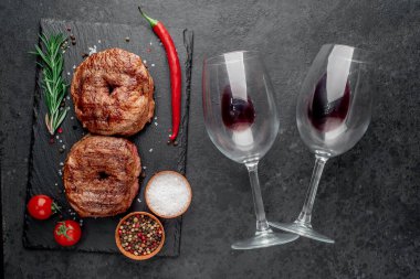 Biberiyeli ızgara biftek ve ahşap masada baharatlar.