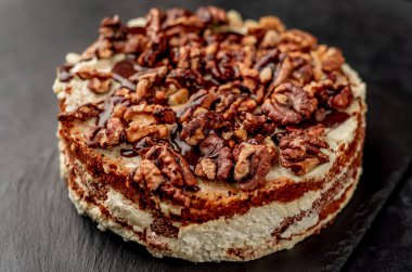 Fındıklı ve kremalı çikolatalı pasta.