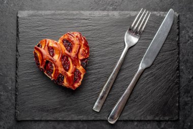 kalp şeklinde kurabiyeler ahşap bir arka planda bir kutuda 