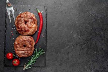 Kesme tahtasında baharatlı çiğ biftek. en üstteki görünüm