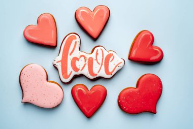 kalp şeklinde kurabiyeler mavi arka planda