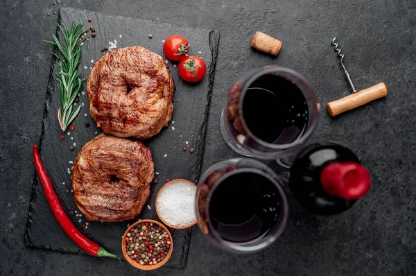 新鮮な生牛のステーキとスパイスとハーブの木のテーブルの上から — ストック写真