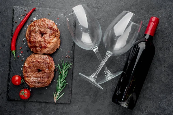 Grillezett Steak Borral Fűszerekkel Fekete Alapon — Stock Fotó