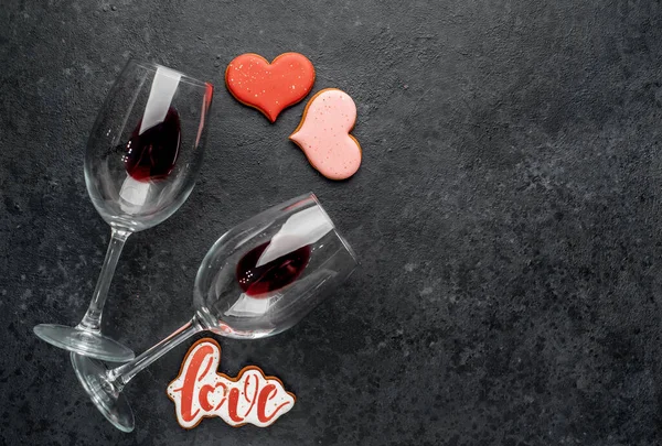 バレンタインデーの背景には心とワインのグラスがあり — ストック写真