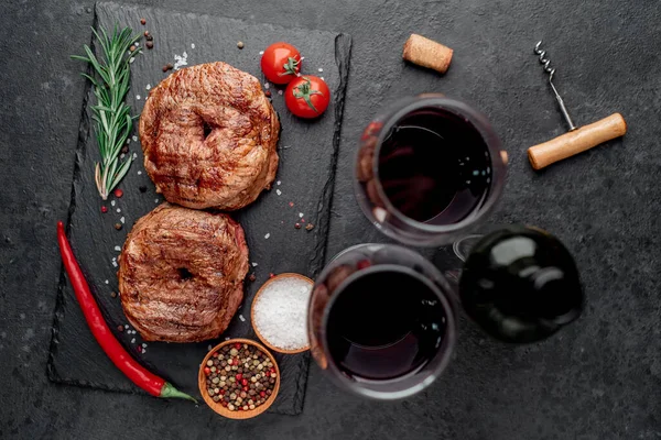 Bife Cru Com Especiarias Ervas Mesa Madeira — Fotografia de Stock