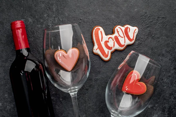 Fondo Del Día San Valentín Con Corazones Vasos Sobre Mesa — Foto de Stock