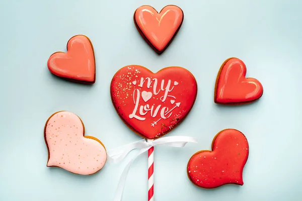 Caja Regalo Forma Corazón Con Cinta Roja Sobre Fondo Azul — Foto de Stock