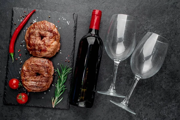 Bife Com Alecrim Vinho Sobre Fundo Preto — Fotografia de Stock