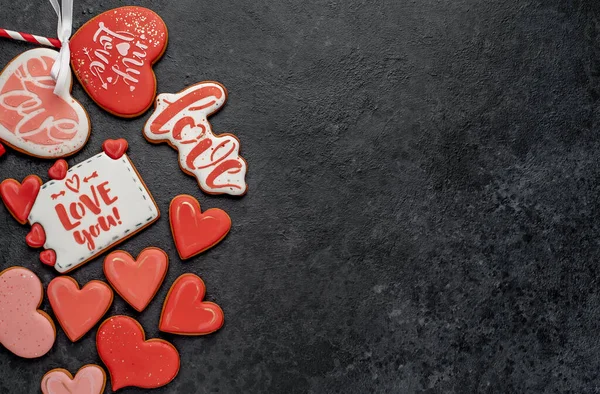 ハート型のクッキーがバレンタインデーの形をしています — ストック写真