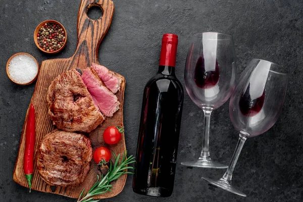 Bife Com Vinho Especiarias Mesa Madeira — Fotografia de Stock