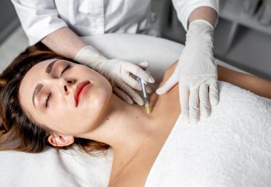 Bir kaplıca salonunda estetik ameliyat