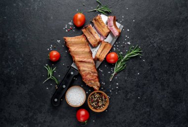 Bıçakla ızgara domuz kaburgası ve yemek malzemeleri. 