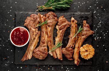 Izgara kaburga eti ve siyah yüzey malzemeleri.