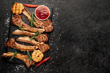 Izgara kaburga eti ve siyah yüzey malzemeleri.