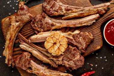 Tahtada pirzola. İçi malzemelerle dolu.