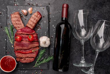 Paskalya yumurtalı et, şarap şişesi ve siyah yüzey gözlüğü.