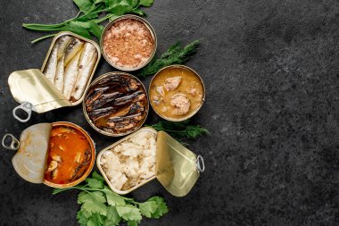 Siyah zemin üzerinde balıklar olan çeşitli açık kutuların üst görünümü