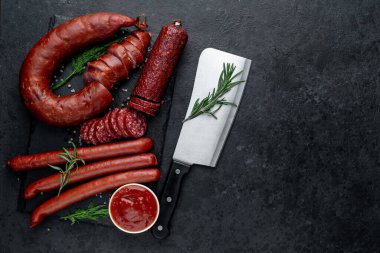 Bıçaklı sosisler, otlar ve ketçap.