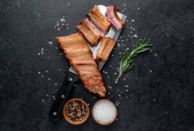 Bıçakla ızgara domuz kaburgası ve yemek malzemeleri. 