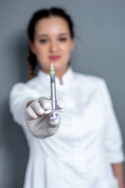 Genç kadın doktor elinde şırıngayla elinde