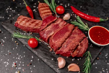 Baharatlı biftek ve siyah yüzey otlu biftek.