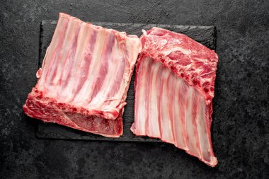 Siyah tahtada çiğ domuz pirzolası