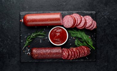 Bıçaklı sosisler, otlar ve ketçap.