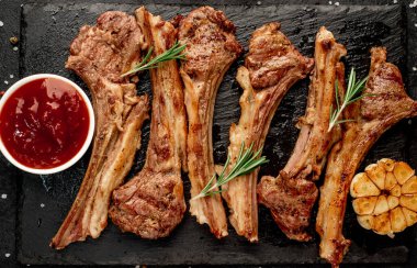 Izgara kaburga eti ve siyah yüzey malzemeleri.