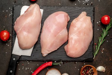Çiğ tavuk filetosu, malzeme ve bıçak.