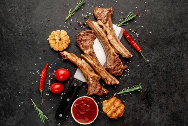 Izgara kaburga eti ve siyah yüzey üzerinde bıçak.