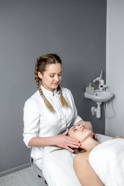 Jonge Vrouw Ontvangt Een Massage Een Spa Salon — Stockfoto