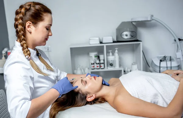 Schoonheidsspecialiste Doet Massage Met Jonge Vrouw Spa Salon Schoonheidsbehandeling Lichaamsverzorging — Stockfoto