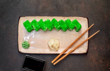 Yemek çubuklarıyla servis edilen suşi ruloları. 