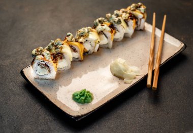 Yemek çubuklarıyla servis edilen suşi ruloları. 