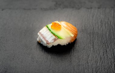 Siyah tahta yüzeyde sushi nigiri